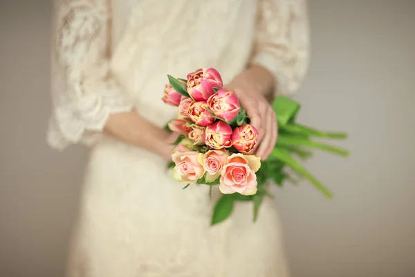 Femme Mariée Mains Tenant Printemps Fleurs Tulipes Roses Robe Mariée — Photo