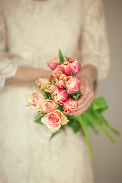 Žena Nevěsta Pálivých Papriček Jarní Květiny Tulipány Růže Boho Svatební — Stock fotografie