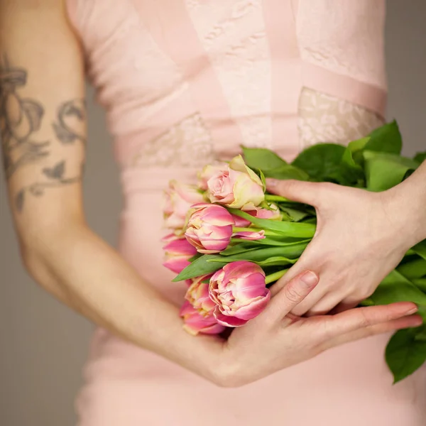 Donna Mani Che Tengono Fiori Primaverili Tulipani Rose Rosa Abito — Foto Stock