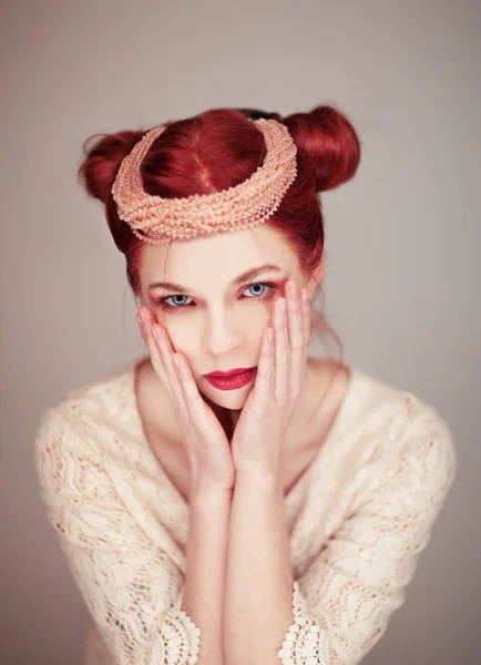 Bela Princesa Pequena Mulher Com Penteado Engraçado Olhando Para Câmera — Fotografia de Stock