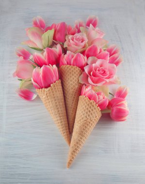 Flatlay gözleme tatlı dondurma koni ile Pembe Lale çiçek çiçekler Beyaz ahşap arka plan üzerinde üstten görünüm. Bahar ya da yaz ruh kavramı.