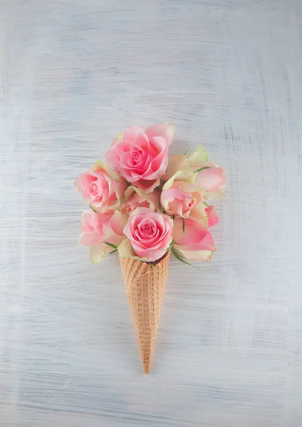 平躺华夫饼甜冰淇淋圆锥与粉红色玫瑰花在白色的木材背景 顶部的看法 春夏意境概念 — 图库照片