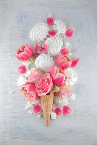 Cialda Flatlay Cono Gelato Dolce Con Tulipani Rosa Rose Fiori — Foto Stock