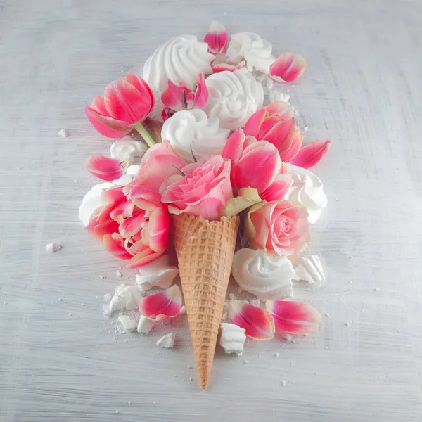 Flatlay Waffle Zoete Ijsje Met Roze Tulpen Rozen Bloeien Bloemen — Stockfoto