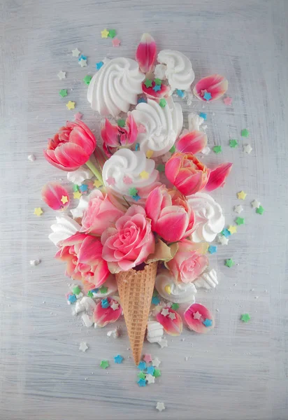 Flatlay Βάφλα Γλυκό Παγωτό Χωνάκι Ροζ Τουλίπες Και Τριαντάφυλλα Ανθίζουν — Φωτογραφία Αρχείου