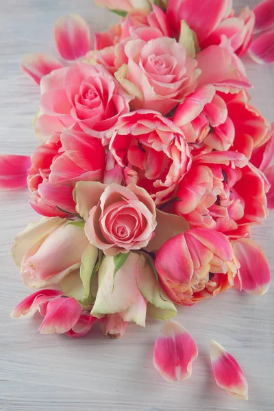 平躺与粉红色的郁金香和玫瑰花在白色的木材背景 顶部的看法 春夏意境概念 — 图库照片