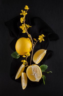 parlak sarı limon, dilimleri, rustik Gıda Fotoğraf karanlık kayrak plaka mutfak masasının üzerinde arka plan olarak kullanılabilir