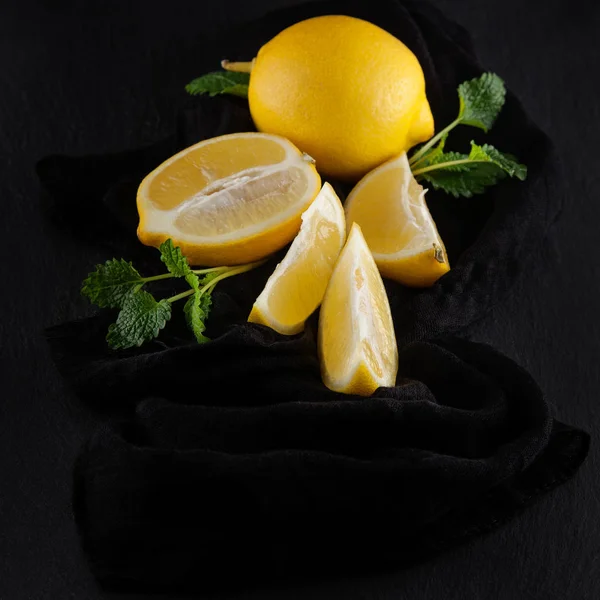 Limões Amarelos Brilhantes Fatias Fotografia Alimentos Rústicos Mesa Cozinha Placa — Fotografia de Stock