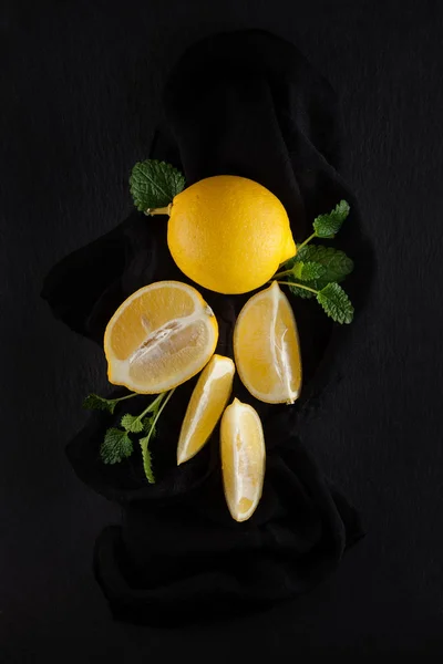 Ярко Желтые Лимоны Ломтики Деревенская Фотография Еды Кухонном Столе Темным — стоковое фото