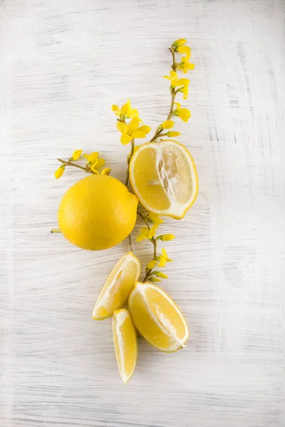 Свежие Спелые Лимоны Ломтики Деревенская Фотография Еды Кухонном Столе Белого — стоковое фото