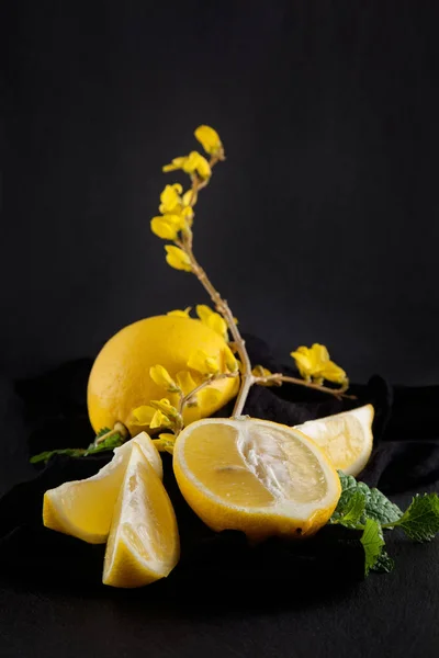 Bright Yellow Lemons Slices Rustic Food Photography Dark Slate Plate — Stock Photo, Image
