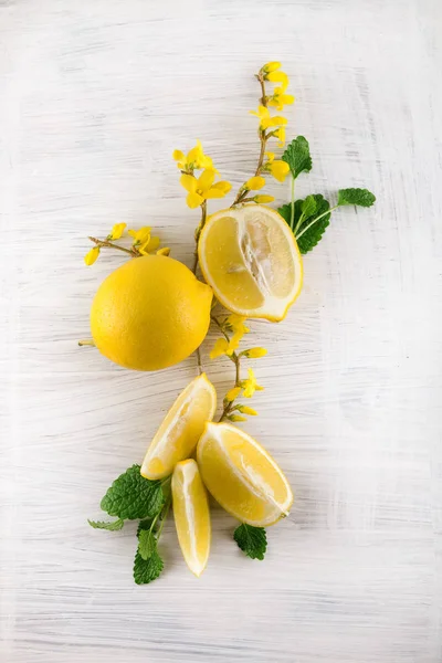 Fresh Ripe Lemons Slices Rustic Food Photography White Wood Plate — Stock Photo, Image