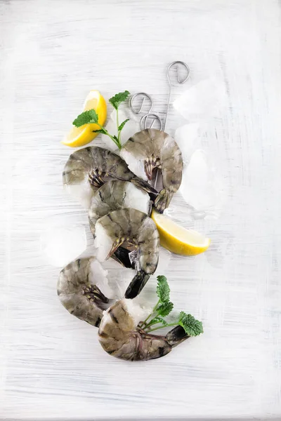 Fresh King Prawns Lemon Lemon Balm White Wooden Kitchen Plate — Stock Photo, Image