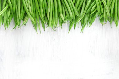 Beyaz ahşap mutfak plaka, shabby chic, taze yeşil fasulye arka plan olarak kullanılabilir