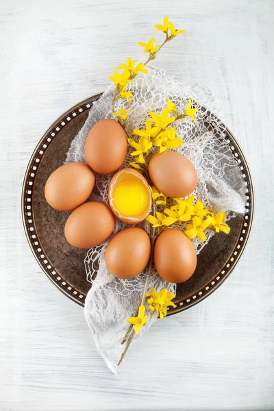 Huevos Gallina Marrón Decora Con Flores Amarillas Plato Antiguo Fotografía —  Fotos de Stock