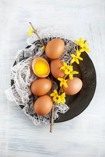 Brown Hen Eggs Decorates Yellow Flowers Antique Plate Rustic Food — Stock Photo, Image