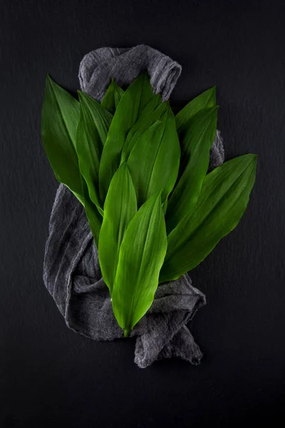 素朴な暗いスレート板キッチン プレートに飾られた強い芳香を放つ新鮮なグリーン ワイルド ガーリック ハーブ — ストック写真
