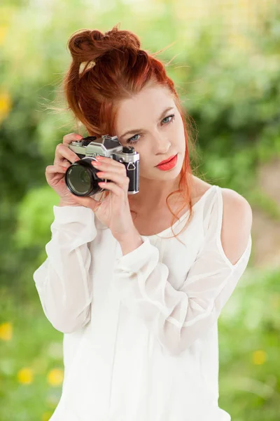 Krásná Mladá Žena Rudými Vlasy Posezení Zahradě Fotografování Fotoaparátem Starý — Stock fotografie