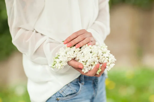 彼女の手の女性両手白いライラックの花が背景としても使えます — ストック写真