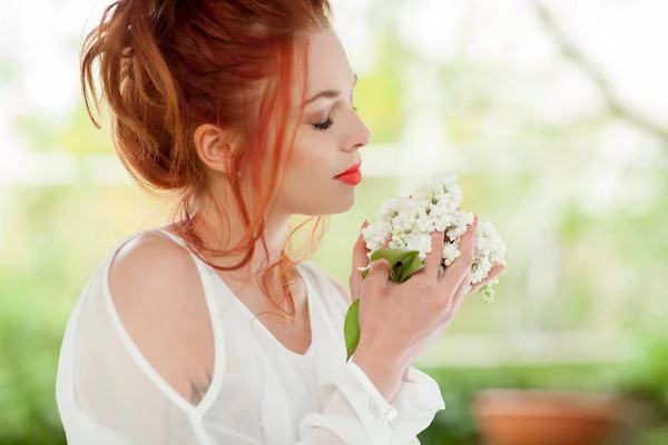 Krásná Žena Rudými Vlasy Drží Dlaních Bílá Lila Květ Vonící — Stock fotografie