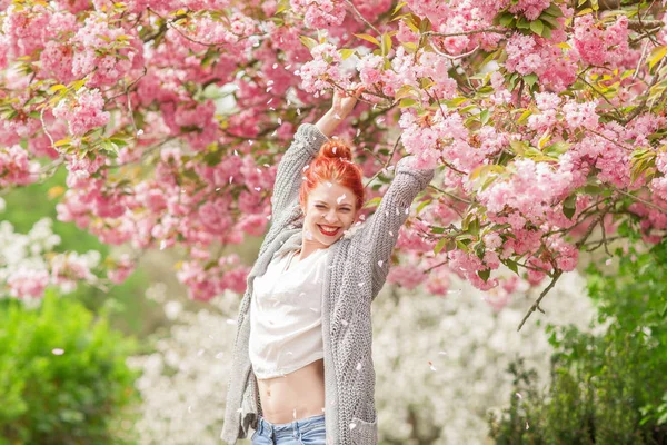 Krásná Mladá Žena Rudými Vlasy Baví Stojící Třešňového Květu Stromu — Stock fotografie