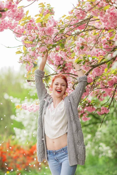 Krásná Mladá Žena Rudými Vlasy Baví Stojící Třešňového Květu Stromu — Stock fotografie