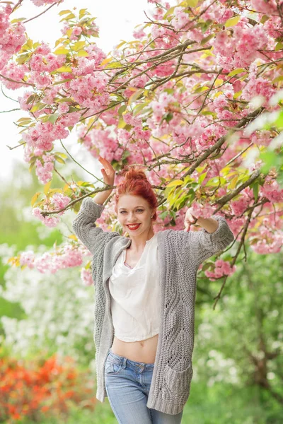 Krásná Mladá Žena Rudými Vlasy Baví Stojící Třešňového Květu Stromu — Stock fotografie