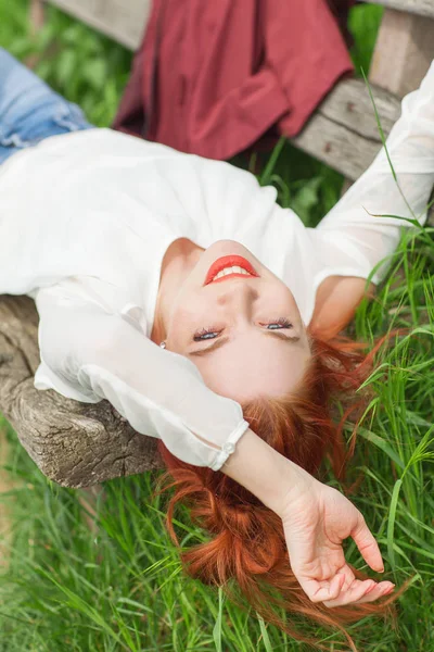 Mladá Krásná Žena Červenými Vlasy Ležící Zahradní Lavičku Relaxační Zelené — Stock fotografie