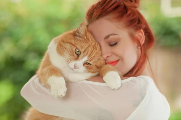 Beautiful Young Woman Cuddling Cute Red Cat Her Arms — Stock Photo, Image