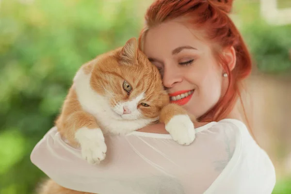 Beautiful Young Woman Cuddling Cute Red Cat Her Arms — Stock Photo, Image