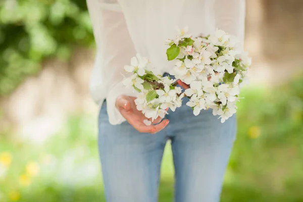 Mani Della Donna Che Tengono Fiore Mela Nelle Sue Mani — Foto Stock