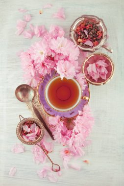 antika, antika eski püskü bir şık bakmak beyaz arka plan üzerinde kiraz çiçekleri ile süslenmiş meyve çay fincan