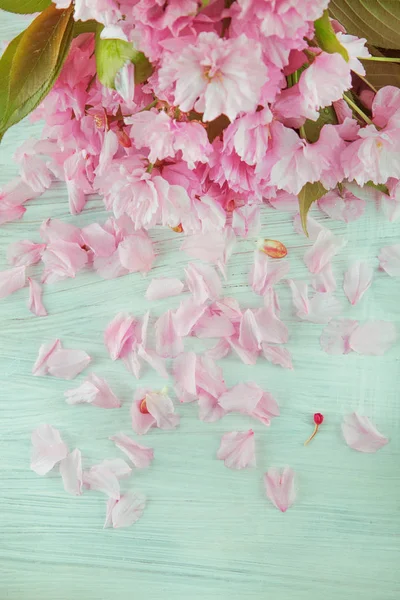 Bellissimo Ramo Fiori Ciliegio Decorato Tavolo Legno Bianco Può Essere — Foto Stock