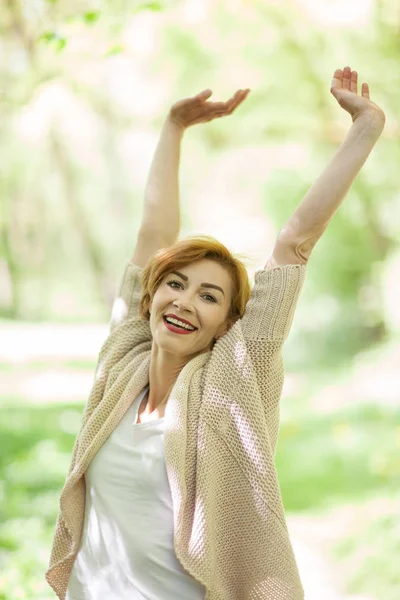 Hermosa Mujer Retrato Aire Libre Feliz Estado Ánimo Relajado Sonriendo —  Fotos de Stock