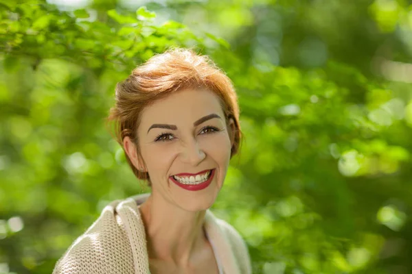 Hermosa Mujer Retrato Aire Libre Feliz Estado Ánimo Relajado Sonriendo —  Fotos de Stock