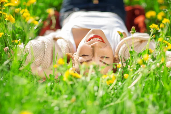 Güzel Kadın Bir Yaz Çayır Yatıyor Güneşte Rahatlatır — Stok fotoğraf