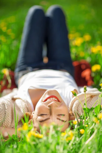 Beautiful Woman Lies Summer Meadow Relaxes Sun — Stock Photo, Image