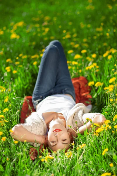 Schöne Frau Liegt Auf Einer Sommerwiese Und Entspannt Sich Der — Stockfoto