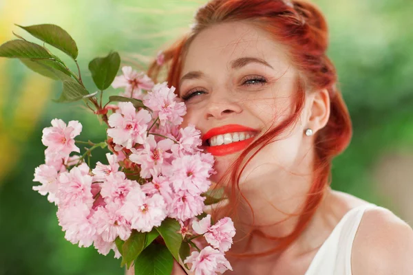 Krásná Mladá Žena Rudými Vlasy Zábavné Stojící Zahradě Cherry Blossom — Stock fotografie