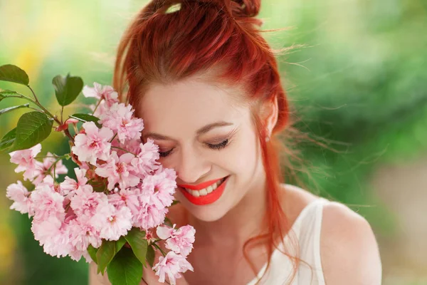 Красивая Молодая Женщина Рыжими Волосами Весело Стоя Саду Вишневой Веткой — стоковое фото