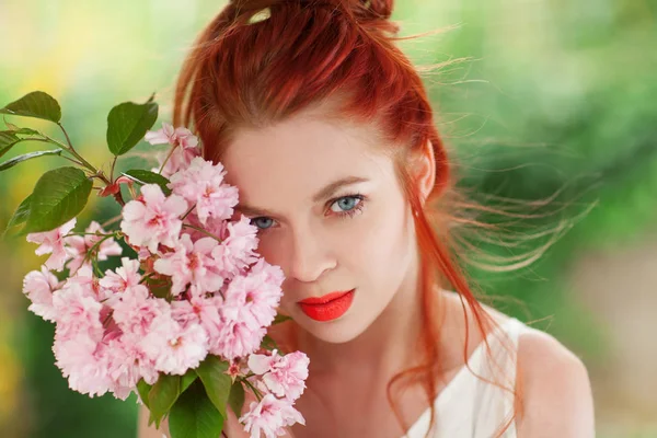 Schöne Junge Frau Mit Roten Haaren Die Spaß Garten Mit — Stockfoto