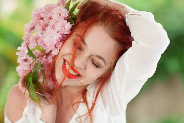 Schöne Junge Frau Mit Roten Haaren Die Spaß Garten Mit — Stockfoto