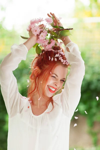 Krásná Mladá Žena Rudými Vlasy Zábavné Stojící Zahradě Cherry Blossom — Stock fotografie