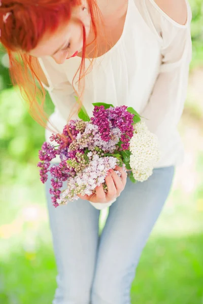 Schöne Frau Mit Roten Haaren Die Weiße Und Violette Fliederblüte — Stockfoto