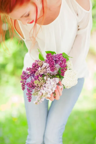 Красивая Женщина Рыжими Волосами Держа Белые Фиолетовые Сиреневые Цветы Руках — стоковое фото