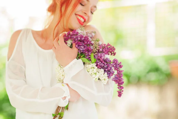 Красивая Женщина Рыжими Волосами Держа Белые Фиолетовые Сиреневые Цветы Руках — стоковое фото