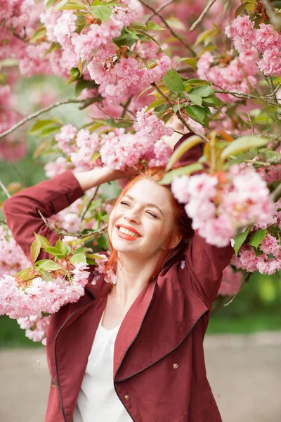 Güzel Genç Kadın Kızıl Saçlı Eğleniyor Kiraz Çiçeği Ağacında Bahar — Stok fotoğraf