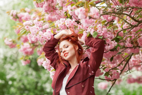 Krásná Mladá Žena Rudými Vlasy Baví Stojící Třešňového Květu Stromu — Stock fotografie