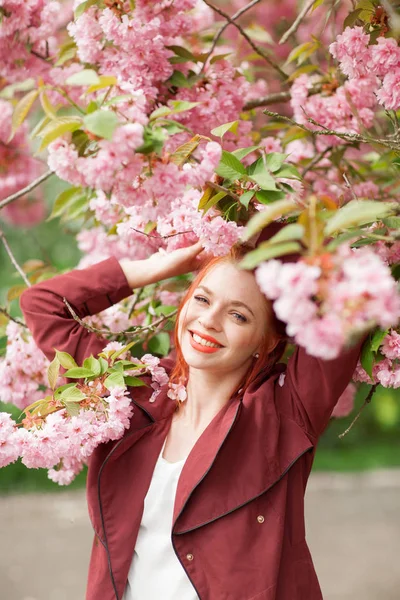 Krásná Mladá Žena Rudými Vlasy Baví Stojící Třešňového Květu Stromu — Stock fotografie