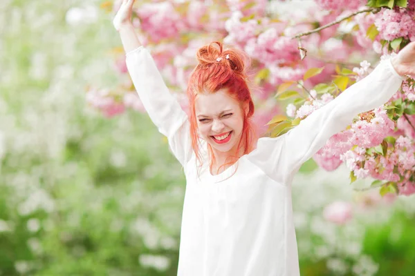 Schöne Junge Frau Mit Roten Haaren Die Spaß Hat Kirschblütenbaum — Stockfoto